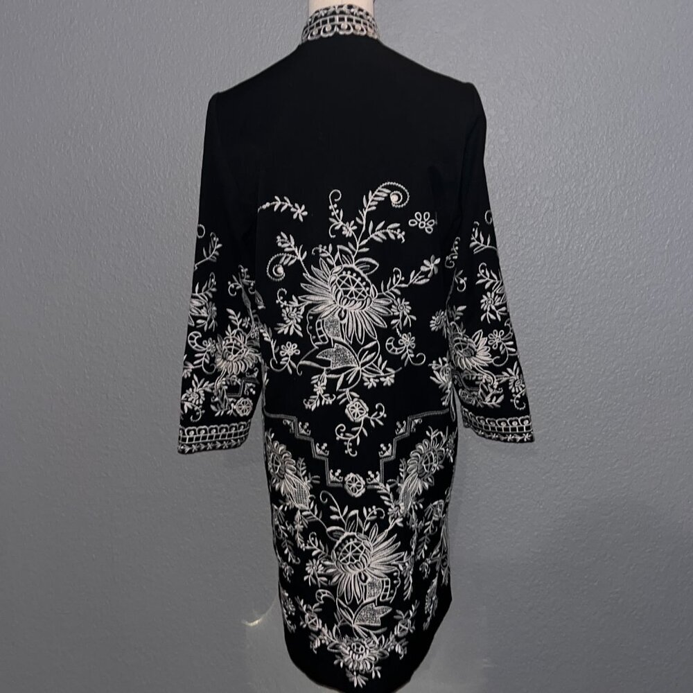 CHICO'S FULLY EMBOIDERED BLACK & WHITE KIMONO JACKET TOPPER - EUC - SIZE 0 = 4/6 - Picture 5 of 15